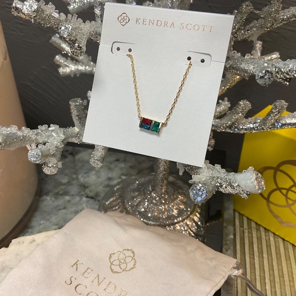 Kendra Scott Jamie Gold Short Pendant Necklace in Multi Mix - Picture 3 of 6